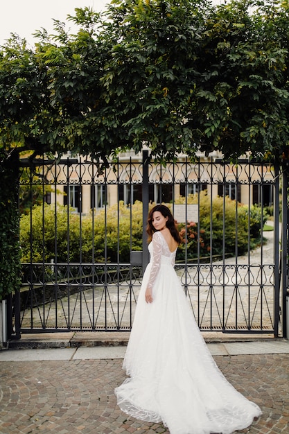 Foto gratuita donna felice della sposa in una posa del vestito da sposa