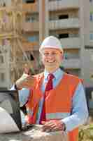 Foto gratuita costruttore felice in hardhat