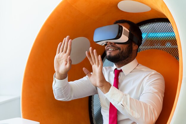 Счастливый бизнесмен взволнован с опытом VR