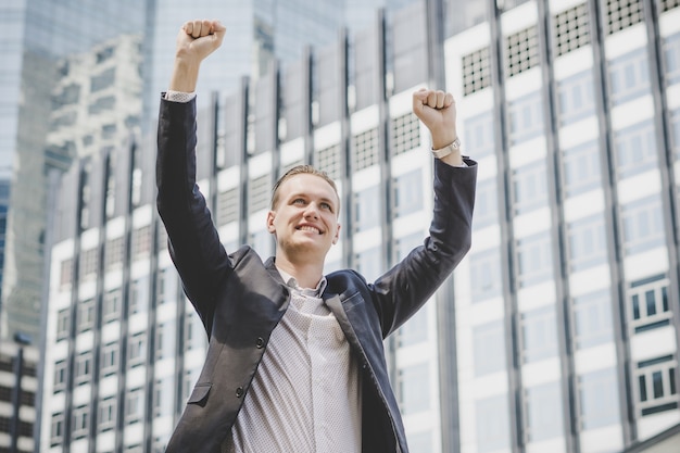 Foto gratuita vittoria felice uomo d'affari di successo.