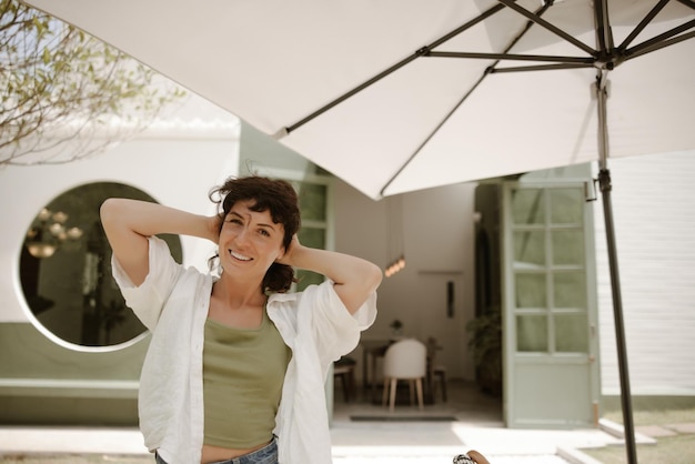 Foto gratuita donna caucasica felice che sorride alla macchina fotografica