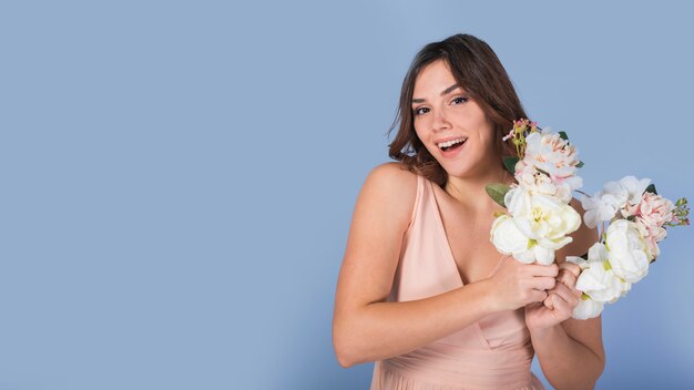 흰 꽃과 함께 행복 한 매력적인 여자