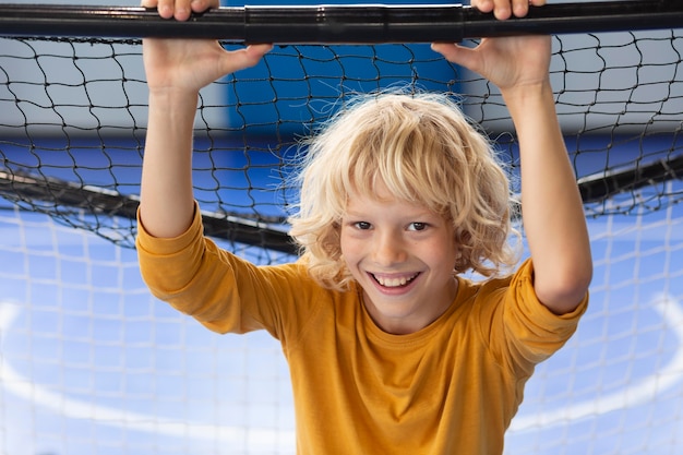 Foto gratuita bambino felice che si gode la sua lezione di ginnastica