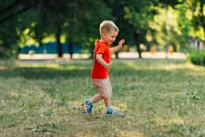 Foto gratuita bambino felice che gioca nel parco