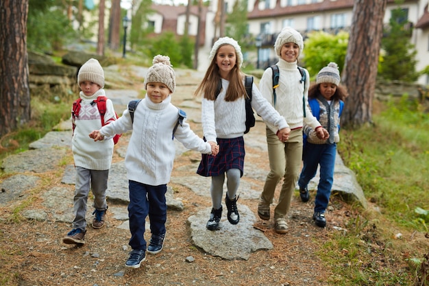 Счастливые дети бегают после школы