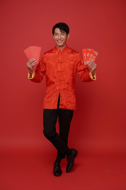 중국 신년 축하 2024 아시아 남자가 파오 (angpao) 또는 빨간 패을 들고 있다.