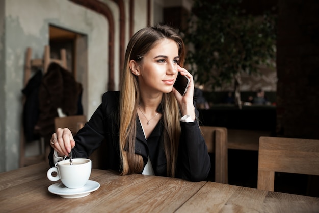 幸せなコーヒー若い女性のコンピュータ