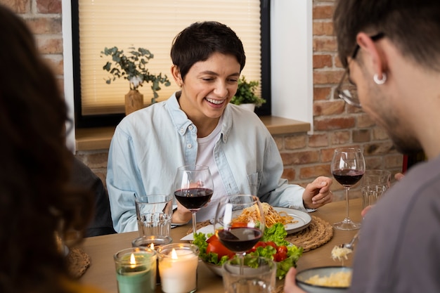 Foto gratuita coppia felice che annuncia la gravidanza a cena con gli amici