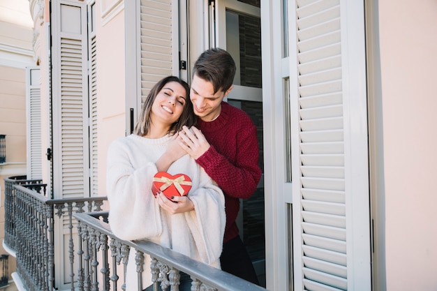 Foto gratuita coppia felice sul balcone