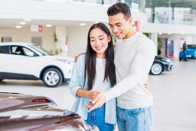 自動車販売店で幸せなカップル