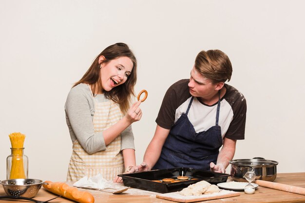 Счастливая пара готовит хлебные кольца