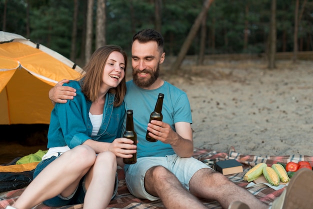 Foto gratuita coppie felici che enjoing un picnic