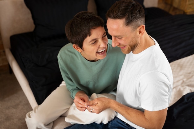 Foto gratuita coppia felice che aspetta un bambino