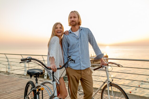 自転車で夏に旅行する友人の幸せなカップル