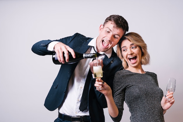 Счастливая пара весело с шампанским