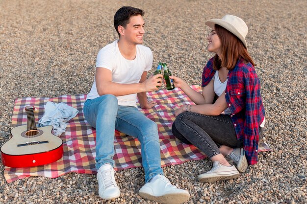 ロマンチックなピクニックを一緒に持っている幸せなカップル
