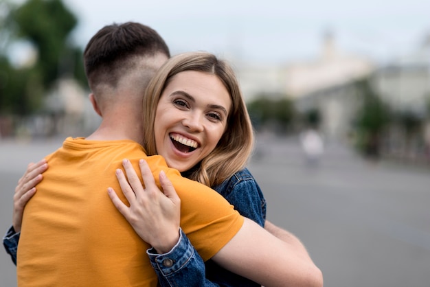 Foto gratuita coppie felici che si abbracciano e ragazza sorride