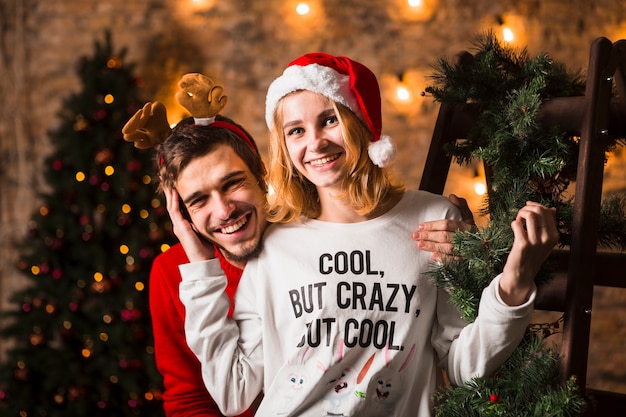 무료 사진 크리스마스 트리 앞에서 행복 한 커플