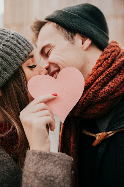 通りにキスしている幸せなカップル