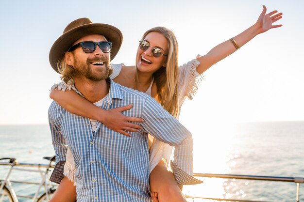 サングラスをかけて海、男と女で夏の旅行を笑って幸せなカップル