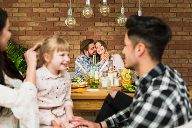 Foto gratuita coppia felice in amore seduto al tavolo