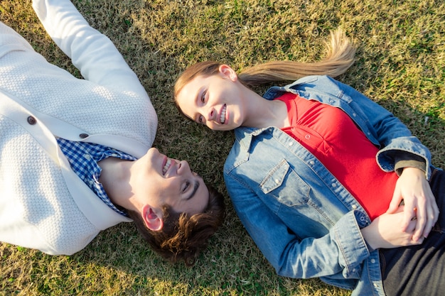 草の上に横たわって幸せなカップル