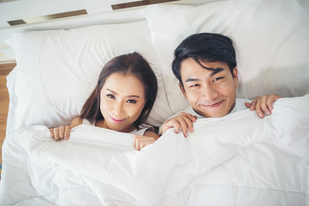 ベッドで一緒に寝る幸せなカップル