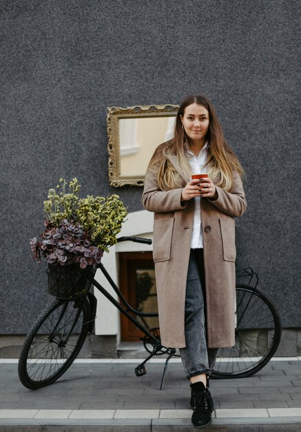 秋の日の屋外カフェで幸せなカップル