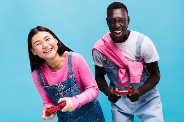 Free photo happy couple playing videogames