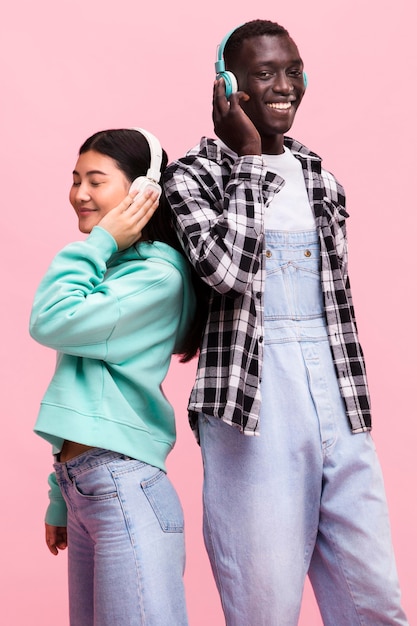 Free photo happy couple posing in studio