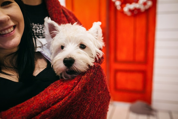 犬とポーズをとる幸せな夫