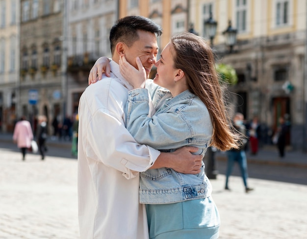 Foto gratuita coppia felice pronta a baciare all'aperto