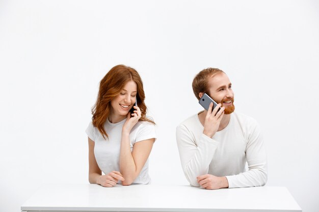 휴대 전화를 얘기하는 행복 한 커플 빨간 머리