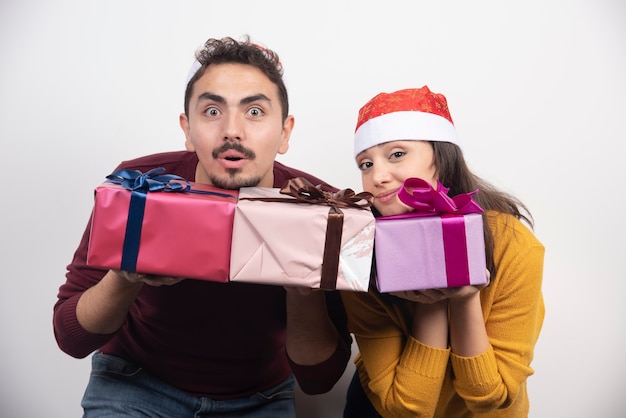 Coppia felice in cappello di babbo natale con regalo di natale e capodanno.