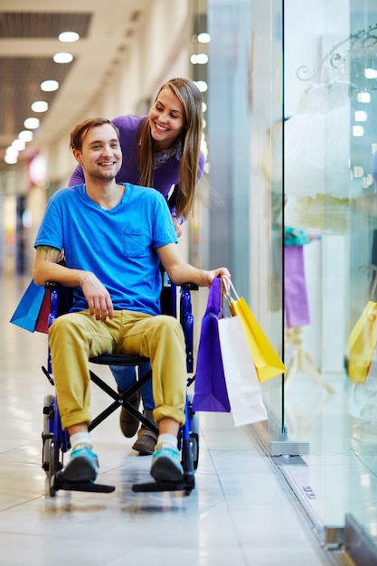 Free photo happy couple shopping