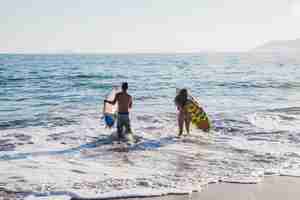 Free photo happy couple surfing