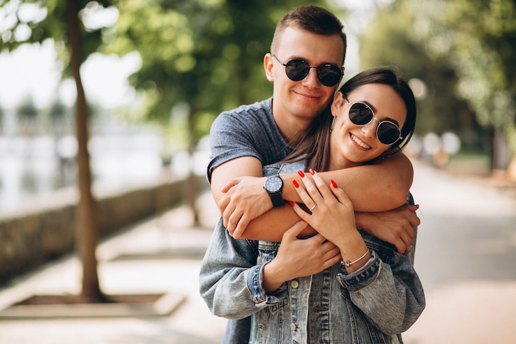Free Photo happy couple together in park