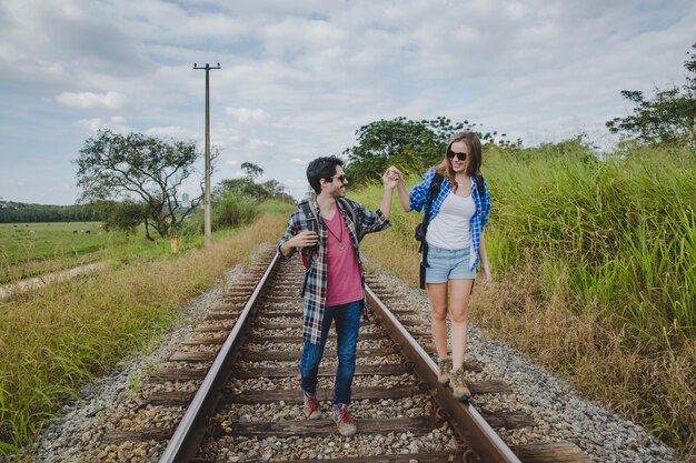 Счастливая пара на железнодорожных путях