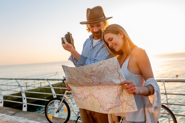 幸せなカップルの夏の自転車旅行、地図を見て、カメラで写真を撮る