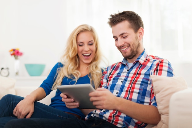 집에서 디지털 태블릿을 사용 하여 행복 한 커플