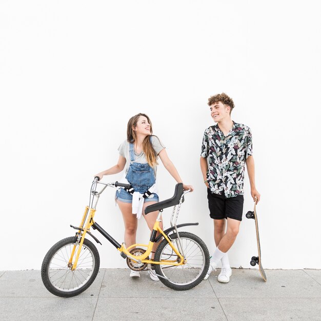 자전거와 스케이트 보드 서로보고 행복 한 커플