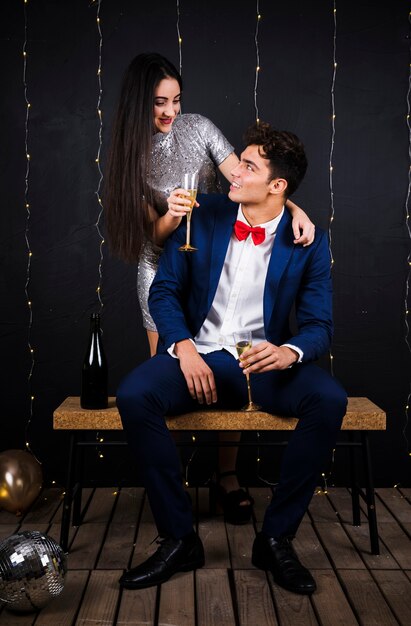 Счастливая пара с бокалами шампанского
