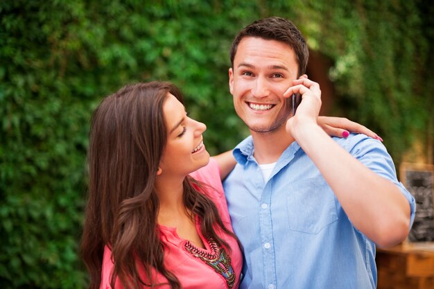Счастливая пара с мобильным телефоном