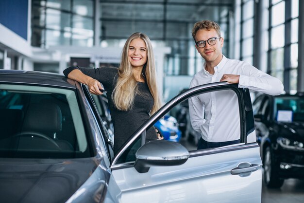 たくさんのことをしている自動車ショールームで幸せな顧客