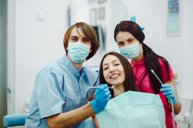 Счастливые стоматологи с пациентом