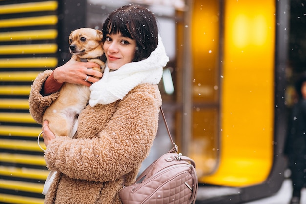 小さなペットと幸せな犬の所有者