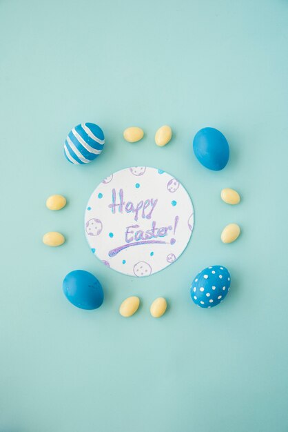 Счастливой Пасхи надпись на бумаге с крашеными яйцами