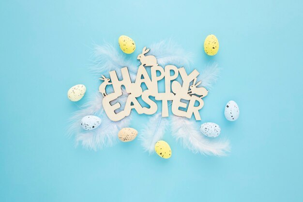 Счастливой Пасхи деревянный знак с яйцами на синем фоне