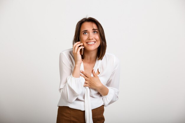 Телефон счастливой элегантной женщины говоря