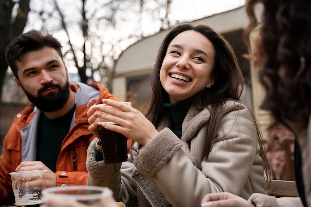 Foto gratuita amici felici ed emozionati riuniti